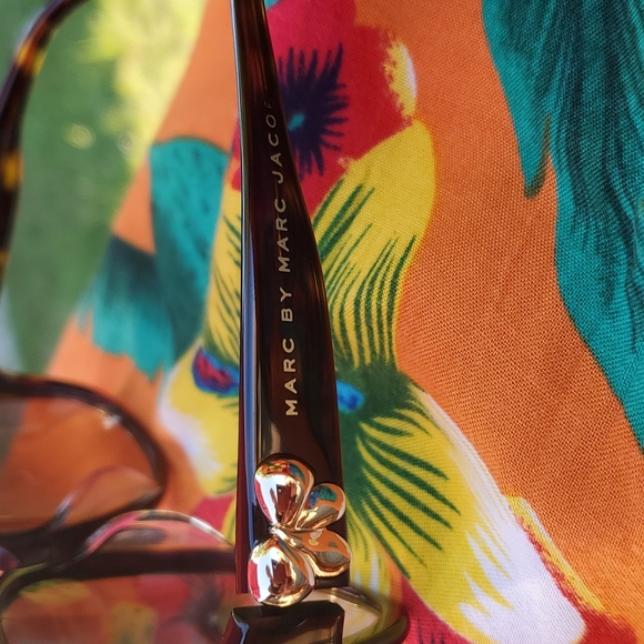 💥💥SOLD💥💥MARK JACOBS SUNGLASSES - Picture 2 of 7